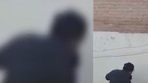 La mujer golpea a su hijo adolescente.