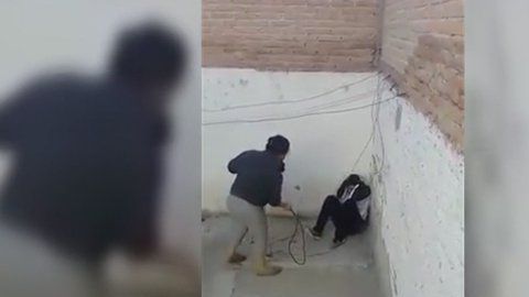 La mujer golpea a su hijo adolescente.