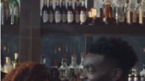 Maluma aparece unos segundos en un comercial de la cerveza belga Michelob Ultra