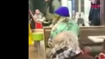 El mapache sobre la mesa.