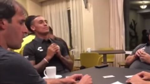 Maradona retó a un juego de "Truco" a los futbolistas argentinos de Dorados