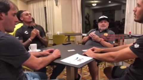 Maradona retó a un juego de "Truco" a los futbolistas argentinos de Dorados