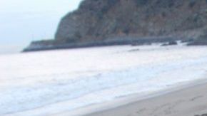 L:os paquetes con marihuana quedaron esparcidos en la playa.