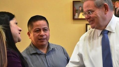 Menéndez escuchó el testimonio de cuatro inmigrantes