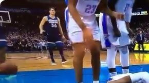 Nerlens Noel sufrió un fuerte golpe en la cabeza contra el piso, al intentar un bloqueo