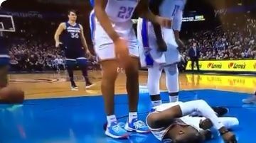 Nerlens Noel sufrió un fuerte golpe en la cabeza contra el piso, al intentar un bloqueo