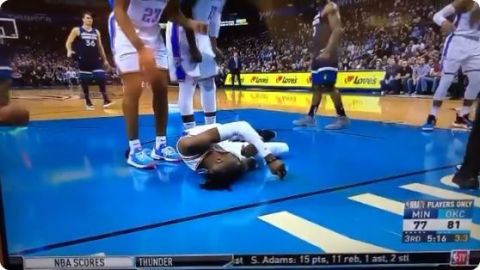 Nerlens Noel sufrió un fuerte golpe en la cabeza contra el piso, al intentar un bloqueo