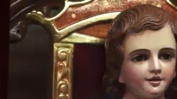 Feligreses acostumbran a vestir al Niño Jesús con playeras de fútbol