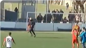 El portero Iván González le propinó una patada al árbitro por anularle un gol.