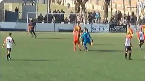 El portero Iván González le propinó una patada al árbitro por anularle un gol.