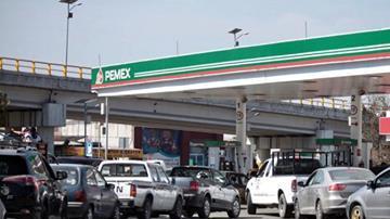 Largas filas para poder abastecerse de gasolina.