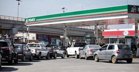 Largas filas para poder abastecerse de gasolina.