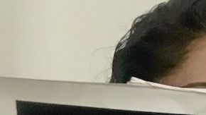 Raquel Palacios muestra la foto de su hermano sentenciado por secuestro a 109 años de prisión.