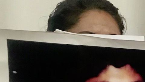 Raquel Palacios muestra la foto de su hermano sentenciado por secuestro a 109 años de prisión.