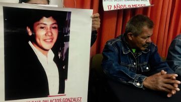 Raquel Palacios muestra la foto de su hermano sentenciado por secuestro a 109 años de prisión.