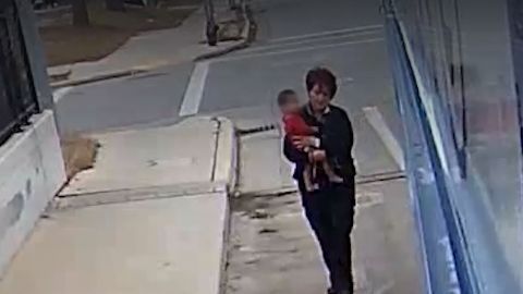 La conductora salvó a la bebita perdida en una vía transitada.