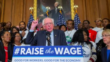 El senador independiente de Vermont, Bernie Sanders, durante una conferencia de prensa para presentar la Ley de aumento del salario mínimo. EFE / ERIK S. LESSER