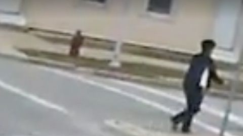 Un niño correr perdido y desatendido hasta que es rescatado.