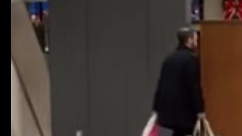 Padre arrastra a su hija.