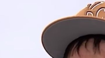 Un hombre sin hogar ayuda a un jugador de la NFL.