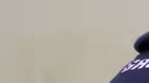 Un luchador se deja vencer porque su rival está lesionado.