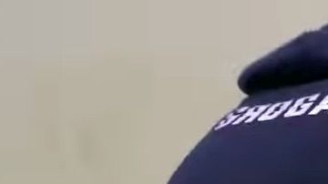 Un luchador se deja vencer porque su rival está lesionado.