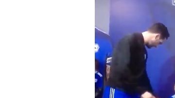 Un niño le llamó la atención a Sean Morrison por arrojar al suelo una botella con agua