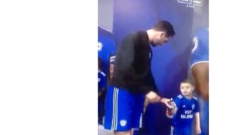 Un niño le llamó la atención a Sean Morrison por arrojar al suelo una botella con agua