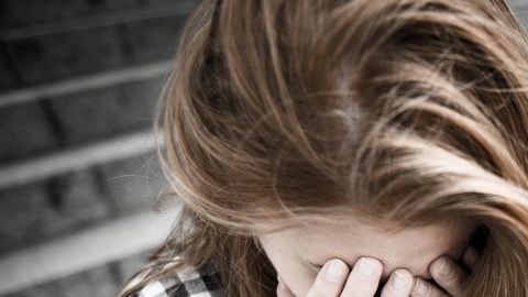 La adolescente quiso practicar sexo oral grupal y terminó en el quirófano.