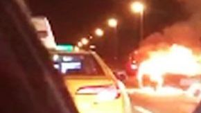 El acusado huyendo del automóvil en llamas en 2017