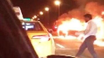 El acusado huyendo del automóvil en llamas en 2017