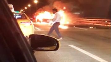 El acusado huyendo del automóvil en llamas en 2017