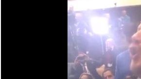 "Thank you, Tom", le dijo el tipo al terminar su canción.