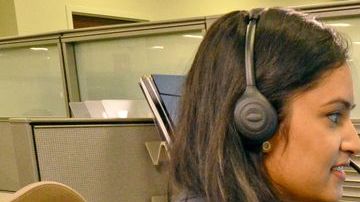 Los operadores atienden en inglés y español.