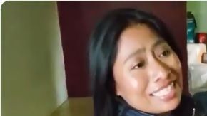 Yalitza Aparició recibió de regalo una playera de Xolos de Tijuana