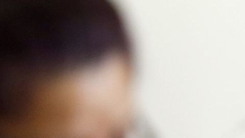 Aspirantes a obtener la ciudadanía estadounidense estudian para el examen.