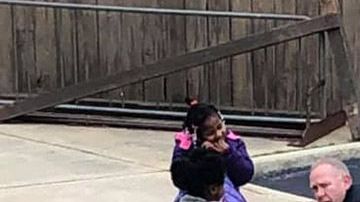 Un policía juega con una niñas para que le pierdan el miedo.