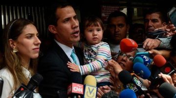 Ingeniero Guaidó, junto a su esposa e hija
