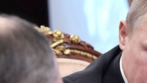 Vladimir Putin durante una reunión con dos de sus ministros en el Kremlin este sábado.