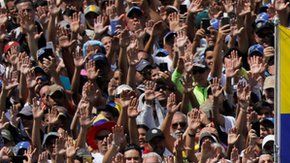 Miles de personas salieron a las calles de Caracas.