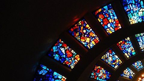 El vitral en espiral de la Capilla de Acción de representa la secuencia de Fibonacci.