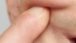 Son capaces de enmascarar su estado de ánimo real y a veces ni los afectados saben que están deprimidos, pero hay algunos síntomas clave que nos ayudan a identificar la enfermedad.