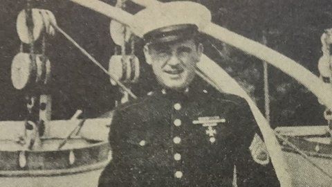 Esta foto, que aparece en una revista militar de 1950, es sorprendentemente semejante al meme del "novio distraído".