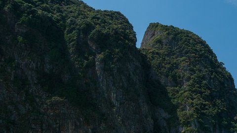 Así luce en soledad la playa de Maya Bay.