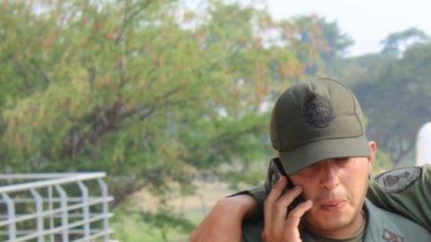 Dos de los efectivos de la Guardia Nacional Bolivariana que huyeron hacia Colombia.