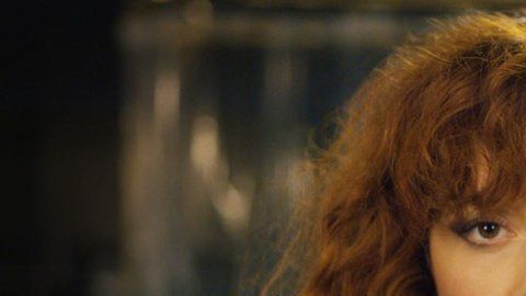 Natasha Lyonne interpreta a Nadia Vulvokov en Muñeca Rusa.