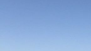 Jim Duke con la botella de "ciencia" que él y su esposa Candy encontraron en la costa.