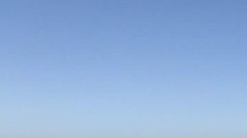 Jim Duke con la botella de "ciencia" que él y su esposa Candy encontraron en la costa.