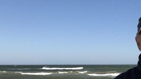 Jim Duke con la botella de "ciencia" que él y su esposa Candy encontraron en la costa.