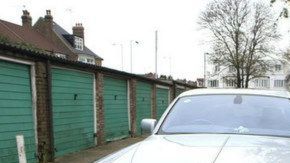 Para febrero del 2015, el magnate ya tenía bajo su posesión 12 distintos garajes valorados en millones